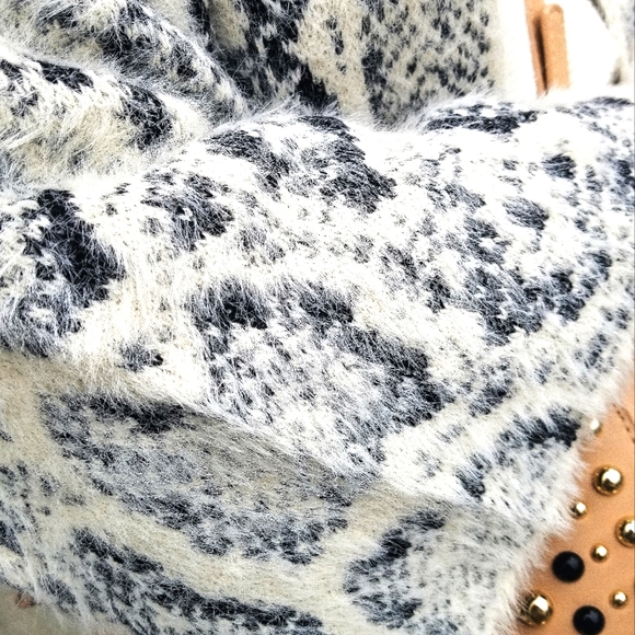 TREND DOLLA So soft Snake Print Super Soft Fuzzy C - Picture 9 of 10